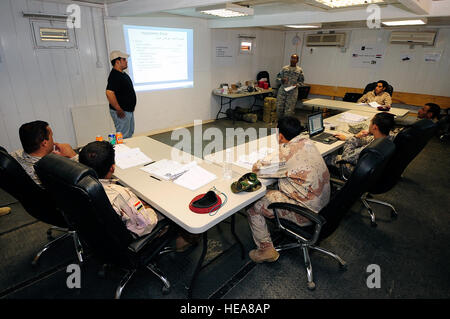 Stati Uniti Army Spc. Lisa Haney da Detroit, Mich, assegnato al sessantacinquesimo Engineer battaglione, 130Engineer brigata, Teatro 8 Supporto comando, insegna sul campo di battaglia le competenze mediche di soldati iracheni dal quarto esercito iracheno Engineer reggimento durante un combattimento Lifesavers corso sulla contingenza Base Operativa Speicher, nel nord Iraq, Sett. 26. Foto Stock