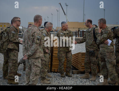 Stati Uniti Esercito gen. John Campbell, la forza internazionale di assistenza alla sicurezza e degli Stati Uniti Forze- Afghanistan commander, scuote le mani con la leadership dal 455th Expeditionary porta antenna squadrone a Bagram Air Field, Afghanistan, Ottobre 12, 2014. Campbell ha visitato diverse unità e ha ringraziato gli avieri per il loro servizio. Il personale Sgt. Evelyn Chavez Foto Stock