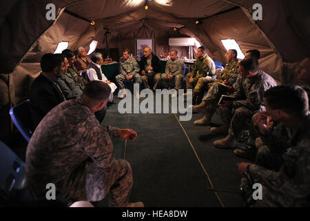 In una tenda situato in avanti su una base operativa (FOB) Farah, Gen. Stanley McChrystal, la forza internazionale di assistenza alla sicurezza (ISAF) Commander, incontra Farah Provincia i funzionari del governo e i leader della coalizione, 22 gennaio 2010. Tra i capi militari presenti è stato il Regional Command West (RC-West) comandante, Italiano Brig. Gen. Alessandro Veltri, la Task Force Italiana sud Commander, Col. Massimo Raccanpo, il Farah Provincial Reconstruction Team Commander, U.S. Navy Cmdr. Lawrence Vasquez, il 4-73rd cavalleria comandante del battaglione, U.S. Esercito Lt. Col. Michael Wawrzyniak, E DEGLI STATI UNITI Marine Cor Foto Stock