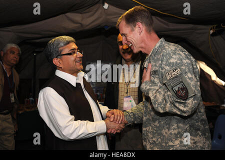 Mentre siete in visita in avanti una base operativa (FOB) Farah, Afghanistan, la forza internazionale di assistenza alla sicurezza (ISAF) Commander, U.S. Esercito gen. Stanley McChrystal, scuote le mani con Farah governatore provinciale Rahool Amin, 22 gennaio 2010. Gen. McChrystal ha incontrato anche la polizia nazionale afgana (ANP) Capo, Briga. Gen. Mohammad Fagir Askar, il Farah Provincia Comandante di brigata dell'Esercito nazionale afgano, Briga. Gen. Mohammad Akram Sameh e Samad Shams, il comandante della Direzione nazionale di sicurezza per la provincia di Farah. FOB Farah era solo una delle diverse posizioni Gen. McChrystal visi Foto Stock