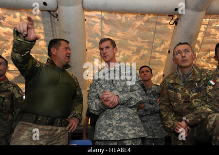 Task Force Italiana sud Commander Col. Massimo Raccanpo, assegnato per inoltrare una base operativa (FOB) Farah, mutandine la Forza internazionale di assistenza alla sicurezza (ISAF) Commander, U.S. Esercito gen. Stanley McChrystal e il Regional Command West (RC-West) comandante, Italiano Brig. Gen. Alessandro Veltri, durante la generazione McChrystal della visita in diverse ubicazioni in RC-West, 22 gennaio 2010. Mentre a livello FOB Farah, Gen. McChrystal ha anche incontrato il Farah governatore provinciale Rahool Amin, la polizia nazionale afgana (ANP) Capo, Briga. Gen. Mohammad Fagir Askar, il Farah Provincial Comandante di brigata del Nationa afgano Foto Stock