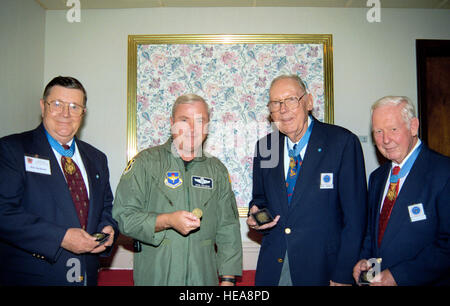 Medal of Honor i destinatari, LTC Joe M. Jackson, Ret., 1LT William R. Lawley, Jr., Ret. E MAJ Bernard F. Fisher, Ret., orgogliosamente tenere la loro 314Airlift Wing collezionisti di monete, li ha premiati durante la medaglia di Honor Society il pranzo. Foto Stock