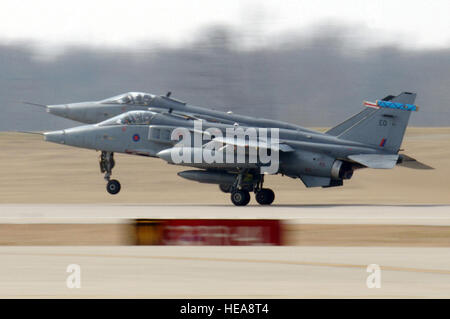 Due British Royal Air Force (RAF) SEPECAT Jaguar GR3 XZ117 aerei da combattimento dal 6° Stormo, RAF Colitshall, Inghilterra, decollare da MidAmerica St. Louis, Ill. 7 Marzo, 2006. I giaguari sono a capo per tornare in Inghilterra dopo la partecipazione in esercizio bandiera rossa alla Nellis Air Force Base, Nev., 7 marzo 2006. Airman Jonathan Lovelady) (rilasciato). Foto Stock