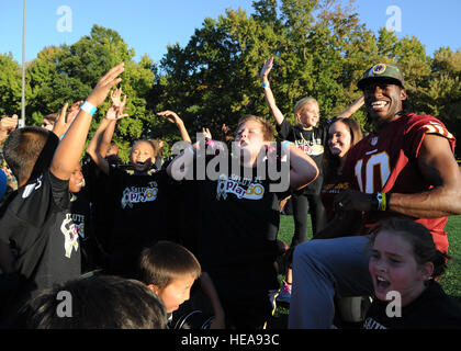 Bambini sound-off a sostegno del loro trainer, Washington Redskins quarterback Robert Griffin III, durante il saluto a gioco 60 sfida militare a base comune Andrews, Md., Sett. 24, 2013. Durante la manifestazione, Redskins giocatori e allenatori di celebrità ha portato i bambini attraverso le stazioni che hanno incluso il passaggio di trapani, agilità di scale a pioli, 40-cantiere dash e una lezione sulla salute delle abitudini alimentari. Airman 1. Classe Nesha Humes) Foto Stock