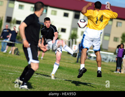 Spc. Derek Lawson, 109 società di trasporti, di Baltimore, Md., salta al blocco di un kick da PFC. Cameron Haley, sede e sede della società ingegnere 2° Brigata, degli accordi di Dayton, Ohio, in una partita di calcio durante l'unità organizzativa per feste 2° Brigata ingegnere soldati e le loro famiglie chiamato Arctic apripista settimana, e il Agosto 9, 2012. Foto Stock