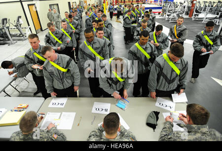 Paracadute di fanti assegnato a U.S. Esercito dell Alaska quarta brigata Combat Team (Airborne) xxv divisione di fanteria attendere in linea come candidati prima di un esercito fisica Test per l'esperto Fantassin Badge sulla base comune Elmendorf-Richardson, Alaska, 22 aprile 2013. L'esperto Badge Fante è stato approvato dal Segretario della guerra il 7 ottobre 1943 ed è attualmente assegnato a U.S. Il personale dell'esercito che detengono la fanteria o delle forze speciali militari specialità professionali. Justin Connaher) Foto Stock