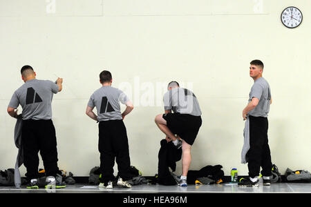 Paracadute di fanti assegnato a U.S. Esercito dell Alaska quarta brigata Combat Team (Airborne) xxv divisione di fanteria a prepararsi per il test come candidati per l'esperto Fantassin Badge sulla base comune Elmendorf-Richardson, Alaska, 22 aprile 2013. L'esperto Badge Fante è stato approvato dal Segretario della guerra il 7 ottobre 1943 ed è attualmente assegnato a U.S. Il personale dell'esercito che detengono la fanteria o delle forze speciali militari specialità professionali. Justin Connaher) Foto Stock