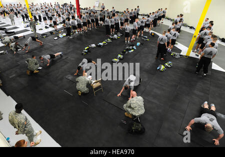 Paracadute di fanti assegnato a U.S. Esercito dell Alaska quarta brigata Combat Team (Airborne) xxv divisione di fanteria iniziare il test come candidati per l'esperto Fantassin Badge sulla base comune Elmendorf-Richardson, Alaska, 22 aprile 2013. Xxv divisione di fanteria Foto Stock