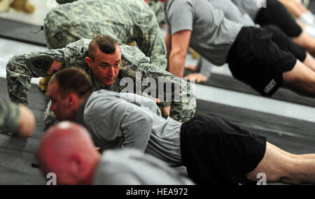 Parachute fantassin Spc. Sean Tighe, assegnato alla Società B° Battaglione (Airborne) 501Reggimento di Fanteria, nativo di South Yarmouth, Massachusetts, esegue pushups come primo sergente. Landon Sahagun, B Azienda 1° Battaglione (Airborne) 501Reggimento di Fanteria, nativo di Jasper, Ala, conta il suo ripetizioni durante l'esperto Fantassin Badge test su base comune Elmendorf-Richardson, Alaska, 22 aprile 2013. L'esperto Badge Fante è stato approvato dal Segretario della guerra il 7 ottobre 1943 ed è attualmente assegnato a U.S. Il personale dell'esercito che detengono la fanteria o delle forze speciali militari specialtie professionali Foto Stock