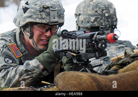 Parachute fantassin Spc. Christopher Bennett, una società primo battaglione (Airborne) 501Reggimento di Fanteria, nativo di Skaneateles,NY, incendi a M-240 pistola della macchina come un candidato per l'esperto Fantassin Badge sulla base comune Elmendorf-Richardson, Alaska, 24 aprile 2013. L'esperto Badge Fante è stato approvato dal Segretario della guerra il 7 ottobre 1943 ed è attualmente assegnato a U.S. Il personale dell'esercito che detengono la fanteria o delle forze speciali militari specialità professionali. Justin Connaher) Foto Stock