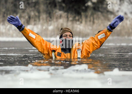 Lt. Col. Joseph Cook, il comandante dello squadrone del 673rd ingegnere civile Squadron, simula una vittima la segnalazione per aiutare durante la partecipazione in acqua fredda e ghiaccio formazione di salvataggio a base comune Elmendorf-Richardson, Alaska, Dic 20, 2015. La formazione ha insegnato JBER vigili del fuoco auto-tecniche di salvataggio e recupero di vittima e certificata come ghiaccio-rescue tecnici. Alejandro Pena) Foto Stock