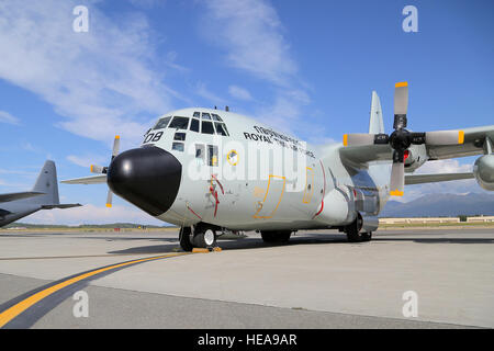 Un Royal Thai Air Force HC-130 Hercules è parcheggiato sulla linea di volo su base comune Elmendorf-Richardson, Alaska, e il Agosto 5, 2015. Il contingente RTAF è su JBER a partecipare a bandiera rossa 15-3, una serie di Pacific Air Forces commander-diretto esercizi di addestramento per gli Stati Uniti e le forze internazionali, per fornire offensiva congiunta, contatore-aria, interdizione aria vicino il supporto e la grande forza di occupazione in un combattimento simulato l'ambiente. Alejandro Pena) Foto Stock