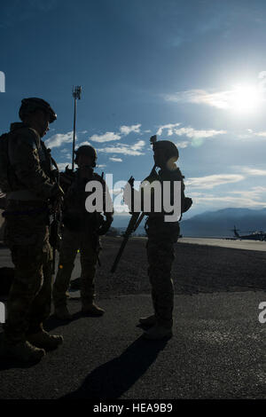 Il personale Sgt. Agosto O'Niell, un pararescueman nella Air Force guerriero ferito programma e due membri del 58th Rescue Squadron, prepararsi a bordo di una UH-60 Black Hawk 27 febbraio 2015, presso la Base Aerea Militare di Nellis Nev. La 66RQS lungo con la 58th Rescue Squadron assistita in cerimonie di apertura del 2015 Air Force guerriero ferito prove. La Air Force Le prove sono un adaptive evento sportivo progettato per promuovere il benessere mentale e fisico di gravemente malati e feriti militari e i veterani. Più di 105 feriti, malati o feriti service di uomini e donne provenienti da tutto il paese sarà comp Foto Stock