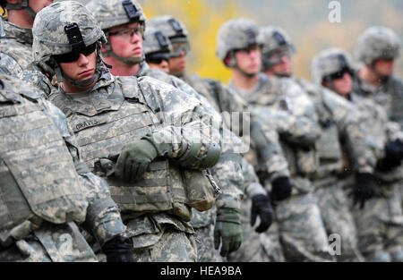 Pvt. Zachary Graves, 545th Polizia Militare Società di Roseville, Ohio, riceve un blocco di istruzione con compagni soldati sulle bombe a mano prima di eseguire attraverso la pratica stazioni in Kraft Hand Grenade gamma sulla base comune Elmendorf-Richardson, Alaska, Sett. 20, 2012. I soldati erano rinfrescanti le loro competenze con impiegando pratica bombe a mano in vari scenari a più bersagli simulata prima di lanciare granate dal vivo. Foto Stock