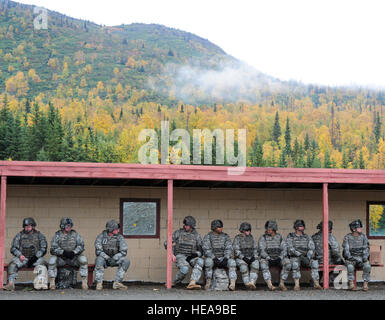 Soldati della 545th Polizia Militare Azienda attendere per gettare live bombe a mano a mano Kraft granata gamma sulla base comune Elmendorf-Richardson, Alaska, Sett. 20, 2012. I soldati della 545th Polizia Militare società erano rinfrescanti le loro competenze con impiegando pratica bombe a mano in vari scenari a più bersagli simulata prima di lanciare granate dal vivo. Foto Stock