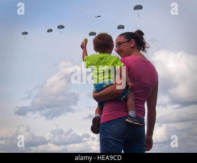 Jill Hewins trattiene il suo figlio, Ricky Hewins, 16 mesi di età, come egli fa per i paracadutisti assegnato alla quarta brigata di fanteria combattere Team (airborne), XXV divisione di fanteria, U.S. Esercito di Alaska, conducendo un salto in acqua nel Lago Grande, Alaska, mercoledì, il 6 agosto 2014, con T-11 paracadute. Ricky il padre, SPC. Richard Hewins, assegnati al 2° Battaglione, 377 campo paracadute reggimento di artiglieria, quarta brigata di fanteria combattere Team (airborne), XXV divisione di fanteria, U.S. Esercito di Alaska, ha partecipato al salto. Questo corso di formazione prepara il della brigata troopers per acqua di potenziale degli sbarchi e evidenziare Foto Stock