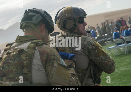 Il personale Sgt. Agosto O'Niell, un pararescueman nella Air Force guerriero ferito programma, recupera l'Air Force guerriero ferito bandiera da un pararescueman dalla 58th Rescue Squadron 27 febbraio 2015, presso la Base Aerea Militare di Nellis Nev. O'Niell ha perso la gamba sinistra a causa di un pregiudizio subito in combattimento. O'Niell consegnare le Air Force guerriero ferito bandiera per le cerimonie di apertura del 2015 Air Force guerriero ferito prove. La 66RQS lungo con la 58th Rescue Squadron assistita in cerimonie di apertura del 2015 Air Force guerriero ferito prove. La Air Force Le prove sono un adaptive evento sportivo desig Foto Stock