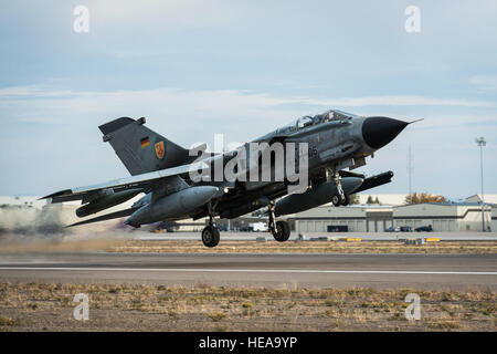 Un tedesco Air Force AG-51 Tornado decolla a Montagna Home Air Force Base, Idaho, 16 ottobre 2013. Il volo è stato parte di Monte Roundup, una massiccia multi-servizio, multi-nazionale esercizio. Tech. Sgt. Samuel Morse Foto Stock