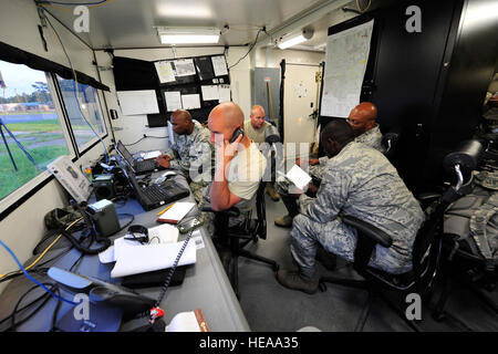 U.S Air Force aviatori dal 621st risposta di emergenza ala, di stanza a base comuneGuire-Dix Mc-Lakehurst, N.J. e U.S. I soldati dell esercito della 688th rapida apertura porta elemento di base comune Langley-Eustis, Virginia, fornire aria mobilità e supporto logistico a Mackall Army Airfield, N.C. durante il funzionamento congiunto di accedere esercizio 12-02, 3 giugno 2012. JOAX è due settimane di immissione forzata e il combattimento a terra esercizio per preparare Air Force e esercito i membri del servizio per rispondere alle crisi a livello mondiale e gli imprevisti. Foto Stock