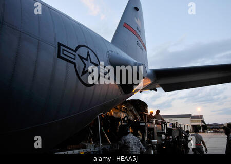 Un U.S. Air Force C-130H Hercules equipaggio dal trentesimo Airlift Squadron e Avieri dalla terza porta antenna squadrone carico attrezzature pesanti sull'aeromobile prima di una missione a sostegno di operazioni congiunte di accedere esercitare sulla Fort Bragg, N.C., 7 giugno 2012. Un operazioni congiunte di accedere è un esercizio a due settimane di esercizio per preparare Air Force e esercito i membri del servizio per rispondere alle crisi a livello mondiale e gli imprevisti. Il personale Sgt. Eric Harris Foto Stock