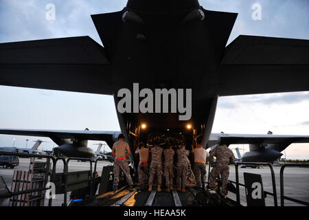 Un U.S. Air Force C-130H Hercules equipaggio dal trentesimo Airlift Squadron e Avieri dalla terza porta antenna squadrone carico attrezzature pesanti sull'aeromobile prima di una missione a sostegno di operazioni congiunte di accedere esercitare sulla Fort Bragg, N.C., 7 giugno 2012. Un operazioni congiunte di accedere è un esercizio a due settimane di esercizio per preparare Air Force e esercito i membri del servizio per rispondere alle crisi a livello mondiale e gli imprevisti. Il personale Sgt. Eric Harris Foto Stock