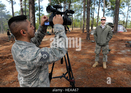 Stati Uniti Air Force Tech. Sgt. Michael Garza, sinistra, un emittente di combattimento assegnato al terzo combattimento squadrone della fotocamera, interviste Army Spc. Davee Hariss, assegnati al 2° plotone, Alfa Company, 1° Battaglione, 508th Parachute Reggimento di Fanteria, quarta brigata Team di combattimento, ottantaduesima Airborne Division, circa che agisce come il nemico durante il funzionamento congiunto di esercizio di accesso (JOAX) 13-02 Febbraio 27, 2013, presso la Sicilia nella zona di caduta al di fuori di Fort Bragg, N.C. JOAX è progettato per migliorare la coesione tra gli Stati Uniti Esercito, Air Force e allied personale, consentendo ai servizi di un'opportunità per la corretta esecuzione di grandi pesante Foto Stock