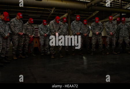 Avieri dal 820th cavallo rosso Airborne volo, alla Nellis Air Force Base, Nev., hanno un momento di silenzio per Ret. Brig. Gen. William T. Meredith, scomparso all'inizio della settimana, 1 marzo 2013, a Fort Bragg, N.C. Meredith è stato determinante per la creazione di RED HORSE squadroni della Air Force. Senior Airman Daniel Hughes) Foto Stock