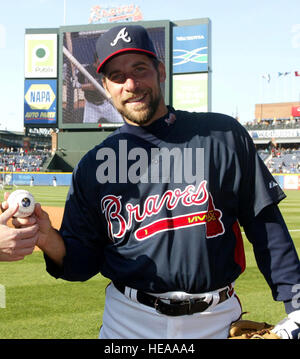 Col. Heath Nuckolls, comandante della 94th Airlift Wing, Dobbins Air Base di riserva, Ga., insieme ad Atlanta Braves lanciatore, John Smoltz, presenta il baseball che farà un viaggio intorno al mondo la commemorazione della Air Force il sessantesimo anniversario al 6 aprile apertura home gioco a Turner Field. Il patrimonio di orizzonti eventi durante tutto l'anno tutti portano fino a Atlanta Air Force settimana, Ott 8-14. (U.S.Air Force foto/Don Peek) Foto Stock