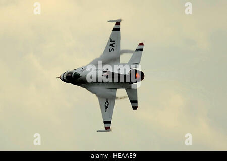 Il Mag. Blaine Jones, Thunderbird 5, portano solo, dimostra la stretta-turing le capacità del F-16 Fighting Falcon con il massimo di ruotare durante il giunto di baseGuire-Dix Mc-Lakehurst Open House, 10 maggio 2014. Il personale Sgt. Larry E. Reid Jr.) Foto Stock