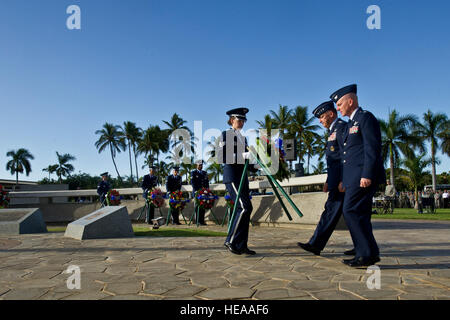 Stati Uniti Air Force gen. Gary L. Nord, Pacific Air Forces commander, e Col. Sam C. Barrett, xv Wing Commander, presente una corona a nome degli uomini e delle donne della Pacific Air forze durante il giunto di base Harbor-Hickam perla cerimonia di commemorazione in riconoscimento del settantesimo anniversario del 1941 attacchi giapponesi sul campo Hickam. Avieri, le loro famiglie e i veterani si sono riuniti presso il Circolo Atterbury pennone, il sito della stessa pennone che stavano 7 dicembre, 1941. La cerimonia si è tenuta ad onorare i superstiti degli attacchi e ricorda il 238 Army Air Corps aviatori che sono morti per difendere Hickam Fi Foto Stock