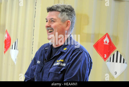 Coast Guard Chief Warrant Officer 4 Bruce Jones, assegnato alla Guardia Costiera di ispezione dei contenitori del Team di Formazione, sorride mentre dando un'intervista come soldati assegnati alla quarta brigata di fanteria combattere Team (airborne), XXV divisione di fanteria, U.S. Esercito Alaska, costa e guardie assegnato dalla Coast Guard CITAT preparare i contenitori con materiali pericolosi per il trasporto al porto di Anchorage e seguire il movimento del giunto Readiness Training Center a Fort Polk, La., su base comune Elmendorf-Richardson, Alaska, Feb 24, 2014. Justin Connaher Foto Stock