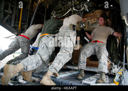 Stati Uniti Air Force Tech. Sgt. Sean Pivett, una antenna porter con la terza porta antenna squadrone, aiuta a spingere un elevata mobilità multiuso di veicolo su ruote (HMMWV) su un C-130 Hercules durante il funzionamento congiunto di accedere esercizio 13-03, Papa Air Field, Fort Bragg, N.C., Giugno 24, 2013. Giunto di accesso operativo è un esercizio a sette giorni di sforzo integrato tra l'ottantaduesima Airborne Division e la sua forza aerea partner. JOAX sincronizza la pianificazione e la realizzazione di una larga scala di ingresso forzato in una zona ostile; assicurare una sufficiente libertà di movimento durante la rivolta anti-accesso e area-negazione capabilitie Foto Stock