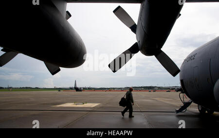 Stati Uniti Air Force Capt. Ryan grigio, un C-130 Hercules pilota con 95th Airlift Squadron, passeggiate al suo piano prima di una sortita durante il funzionamento congiunto di accedere esercizio 13-03, Papa Air Field, Fort Bragg, N.C., Giugno 24, 2013. Giunto di accesso operativo è un esercizio a sette giorno inter sforzo grattugiato tra l'ottantaduesima Airborne Division e la sua forza aerea partner. JOAX sincronizza la pianificazione e la realizzazione di una larga scala di ingresso forzato in una zona ostile; assicurare una sufficiente libertà di movimento durante la rivolta anti-accesso area e la negazione di capacità del nostro nemico. Questa formazione unificata riunisce due Foto Stock