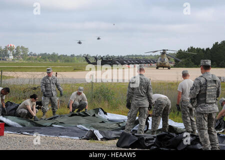 Personale medico con la 88th Inpatient Squadron (IPTS), Wright Patterson AFB, Ohio, montare la tenda di comunicazioni per la telefonia mobile di medicina aeronautica Staging Facility (MASIF) a Fort Polk, La., 2 maggio 2012. Il MASIF elaborerà i pazienti per il trasporto aereo in un combattimento simulato ambiente durante JRTC 12-06. Senior MSgt Kim Allain Foto Stock