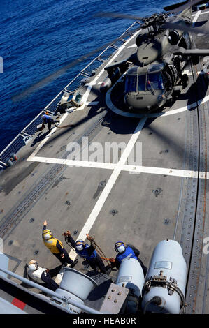 Un U.S. Navy assistenza aeromobili officer, assegnato alla USS Kauffman, segnali per il pilota di un UH-60 Black Hawk elicottero, assegnata al 1° Battaglione, 228th reggimento di aviazione, che i gessi e i legami devono essere rimossi e il velivolo può decollare durante il ponte di qualifiche di atterraggio al largo della costa di Honduras, 1 febbraio 2015. L'1-228th Avn. Reg. equipaggi hanno partecipato al ponte di qualifiche di atterraggio sul bordo della Kauffman per qualificare piloti ed equipaggio capi su le operazioni di bordo. Kauffman è nella sua ultima distribuzione programmata per gli Stati Uniti Comando Sud area di responsabilità multinat di supporto Foto Stock