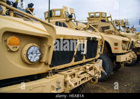 An Oshkosh® MRAP All-Terrain veicolo (M-ATV), un alta mobilità, ad alta protezione di medie veicolo tattico, siede in linea in attesa di una missione a Joint Readiness Training Center (JRTC), Fort Polk, La., 22 febbraio, 2013. I membri del servizio a JRTC 13-04 sono educati nel combattere la cura del paziente e Istituto di medicina aeronautica evacuazione in un combattimento simulato l'ambiente. Tech. Sgt. Chris Hibben Digital Foto Stock