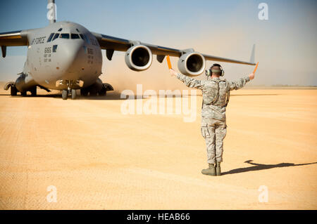 Stati Uniti Air Force Senior Airman Douglas, Prewitt 621st risposta di emergenza parafango, Base comuneGuire-Dix Mc-Lakehurst, N.J., esegue il marshalling di un C-17 Globemaster III di aerei di Geronimo zona di atterraggio durante un esercizio di campo in corrispondenza della giunzione Readiness Training Center (JRTC), Fort Polk, La., gen. 16, 2014. I membri del servizio a JRTC 14-03 sono educati nel combattere la cura del paziente e Istituto di medicina aeronautica evacuazione in un combattimento simulato l'ambiente. Tech. Sgt. Matthew Smith Foto Stock