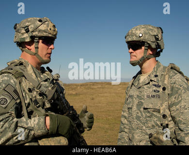 Stati Uniti Esercito Col. Trevor Bredenkamp, commander, 1° Brigata Team di combattimento, ottantaduesima Airborne, Fort Bragg N.C., parla con gli Stati Uniti Air Force Lt. Col. Kyle Benwitz, pilota, 621st risposta di emergenza parafango, Base comuneGuire-Dix Mc-Lakehurst, N.J., durante un esercizio di campo in corrispondenza della giunzione Readiness Training Center (JRTC), Fort Polk, La., gen. 16, 2014. I membri del servizio a JRTC 14-03 sono educati nel combattere la cura del paziente e Istituto di medicina aeronautica evacuazione in un combattimento simulato l'ambiente. Tech. Sgt. Matthew Smith Foto Stock