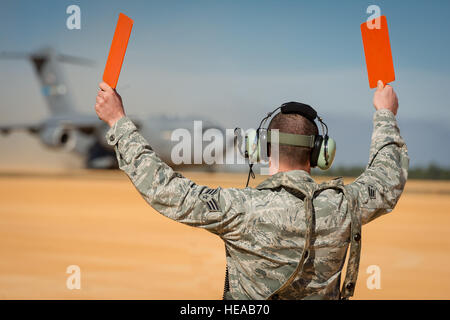 Senior Airman Douglas, Prewitt 621st risposta di emergenza parafango, Base comuneGuire-Dix Mc-Lakehurst, N.J., esegue il marshalling di un C-17 Globemaster III a Geronimo zona di atterraggio durante il corso di formazione sulla giunzione Readiness Training Center (JRTC), Fort Polk, La., gen. 16, 2014. I membri del servizio a JRTC 14-03 sono educati nel combattere la cura del paziente e Istituto di medicina aeronautica evacuazione in un combattimento simulato l'ambiente. Master Sgt. John R. Nimmo, Suor/) Foto Stock