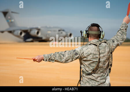 Senior Airman Douglas, Prewitt 621st risposta di emergenza parafango, Base comuneGuire-Dix Mc-Lakehurst, N.J., esegue il marshalling di un C-17 Globemaster III a Geronimo zona di atterraggio durante il corso di formazione sulla giunzione Readiness Training Center (JRTC), Fort Polk, La., gen. 16, 2014. I membri del servizio a JRTC 14-03 sono educati nel combattere la cura del paziente e Istituto di medicina aeronautica evacuazione in un combattimento simulato l'ambiente. Master Sgt. John R. Nimmo, Suor/) Foto Stock