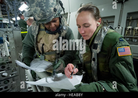 En route paziente sistema di staging (ERPSS) membro del team, U.S. Air Force Il Mag. Andria brividi, infermiera clinica, 375 Medical Group, Scott Air Force Base, Ill., E DEGLI STATI UNITI Air Force Capt. Kristin McGrath, volo, infermiere xliii Medicina Aeronautica squadrone di evacuazione, Papa Army Airfield, N.C., rivedere un manifesto del paziente prima del decollo al Joint Readiness Training Center (JRTC), Fort Polk, La., Gennaio 17, 2014. I membri del servizio a JRTC 14-03 sono educati nel combattere la cura del paziente e Istituto di medicina aeronautica evacuazione in un combattimento simulato l'ambiente. Master Sgt. John R. Nimmo Suor/) Foto Stock