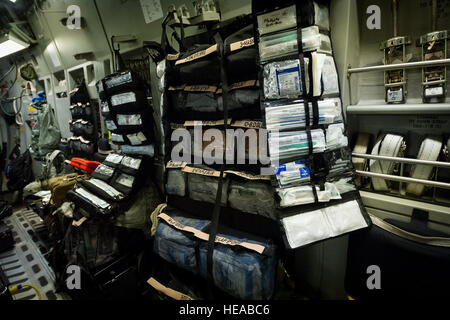 Tactical critical care team expeditionary - enhanced (TCCET-E) forniture chirurgiche appendere pronto per l'uso a bordo di una C-17 Globemaster III a Joint Readiness Training Center (JRTC), Fort Polk, La., Gennaio 17, 2014. I membri del servizio a JRTC 14-03 sono educati nel combattere la cura del paziente e Istituto di medicina aeronautica evacuazione in un combattimento simulato l'ambiente. Master Sgt. John R. Nimmo, Suor/) Foto Stock