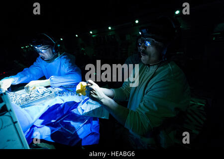 Tactical critical care team expeditionary - enhanced (TCCET-E) i membri del team con la 86Medical Group, Ramstein Air Base, Germania, prepararsi a condurre la simulazione di una procedura chirurgica durante il volo a bordo di una C-17 Globemaster III a Joint Readiness Training Center (JRTC), Fort Polk, La., Gennaio 18, 2014. I membri del servizio a JRTC 14-03 sono educati nel combattere la cura del paziente e Istituto di medicina aeronautica evacuazione in un combattimento simulato l'ambiente. Master Sgt. John R. Nimmo, Suor/) Foto Stock