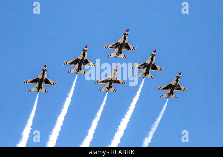 Gli Stati Uniti Air Force antenna squadrone di dimostrazione "Thunderbirds' pratica esecuzione di F-16 le manovre acrobatiche ott. 26, 2015 a base comune San Antonio-Randolph, Texas. Il Thunderbirds i membri del team sono arrivati in preparazione per il 2015 JBSA-Randolph Air Show e Open House che si terrà il 31 ottobre e novembre 1. Aria mostra consentono l'Air Force per visualizzare le funzionalità dei nostri aeromobili per il contribuente americano attraverso dimostrazioni di antenna e visualizza statico e permettono ai partecipanti di avere un contatto ravvicinato e personale per vedere alcune delle attrezzature e di aeromobili utilizzati dai militari statunitensi di oggi. Johnny Saldivar Foto Stock