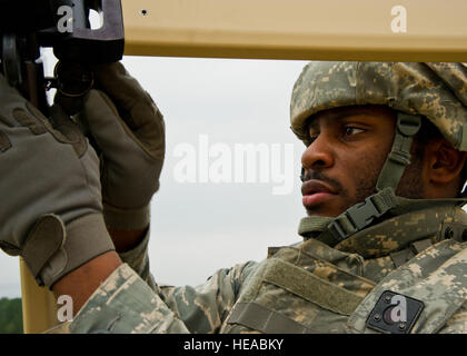 Stati Uniti Air Force Senior Airman Corey Evans, servizio medico artigiano, dalla 81st Medical Group, Keesler, Miss., aiuta a impostare un Utilis TM60 Tall Staking tenda durante un esercizio di campo in corrispondenza della giunzione Readiness Training Center (JRTC), Fort Polk, La., Marzo 15, 2014. I membri del servizio a JRTC 14-05 sono educati nel combattere la cura del paziente e Istituto di medicina aeronautica evacuazione in un combattimento simulato l'ambiente. Il personale Sgt Giuseppe Araiza Foto Stock