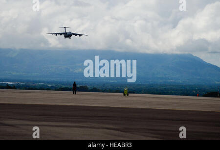 Una C-5 Galaxy da Westover riserva d'aria di base, Massachusetts, si avvicina a Soto Cano Air Base, Honduras, 11 ott. 2014. Il Cargo trasporta aeromobile consegnato oltre 6,000 libbre di aiuti umanitari e di materiali di consumo che sono stati donati ai cittadini honduregni nel bisogno attraverso il programma di Denton. Il programma di Denton consente a privati cittadini degli Stati Uniti e alle organizzazioni di utilizzare lo spazio disponibile sui militari statunitensi aerei cargo per il trasporto di beni umanitari ai paesi riconosciuti nel bisogno. Tech. Sgt. Heather Redman) Foto Stock