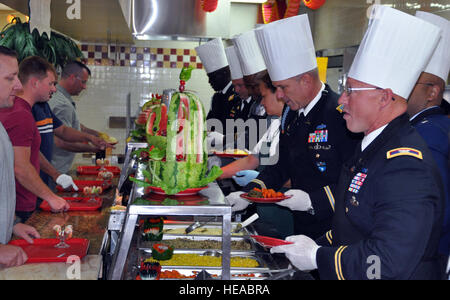 Membri della Joint Task Force-Bravo sono stati trattati per un giorno del Ringraziamento pasto con tutti i rifili in corrispondenza della struttura da pranzo a Soto Cano Air Base, Honduras, nov. 28, 2013. Joint Task Force-Bravo leadership, nonché i leader dell'esercito di attività di supporto, forze dell esercito battaglione, Comune di forze di sicurezza, 612th Air Base Squadron, 1-228esimo reggimento di aviazione, e elemento medico indossavano i loro abito di uniformi e servito i membri della task force. Il cap. Zach Anderson) Foto Stock