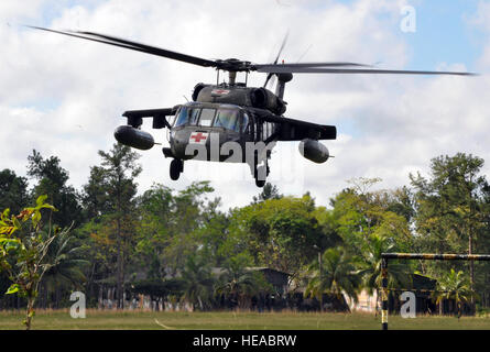 Un UH-60 Black Hawk elicottero assegnato al compito comune della Force-Bravo 1-228esimo reggimento aviazione solleva dal Mocoron, Honduras, per condurre una evacuazione medica (MEDEVAC) di 6 settimane di età infantile nel remoto villaggio di Auka, Dicembre 3, 2013. JTF-Bravo personale condotta con successo il MEDEVAC per trasportare il neonato per una cura medica la struttura in cui il bambino ha ricevuto la vita di risparmio di cure mediche. Il cap. Zach Anderson) Foto Stock