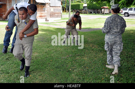 Vigili del fuoco honduregno evacuare l'vittime" come parte di un basic life support classe condotte a Soto Cano Air Base, Honduras, Ottobre 23, 2013. Membri della Joint Task Force-Bravo Medical elemento (MEDEL) addestrato 19 vigili del fuoco locali nella vita di base delle competenze di assistenza. Il cap. Zach Anderson) Foto Stock