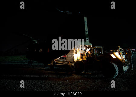 Stati Uniti I soldati dell esercito caricare un pallet su un CH-47F elicottero Chinook nel self-campo durante il servizio comune di campo JRTC esercizio 12-06 in corrispondenza del giunto Readiness Training Center, Fort Polk, La., Maggio 06, 2012. JRTC è progettato per preparare ed educare militare degli Stati Uniti i membri del servizio per le installazioni per il Medio Oriente. Il personale Sgt. Matthew Smith Foto Stock